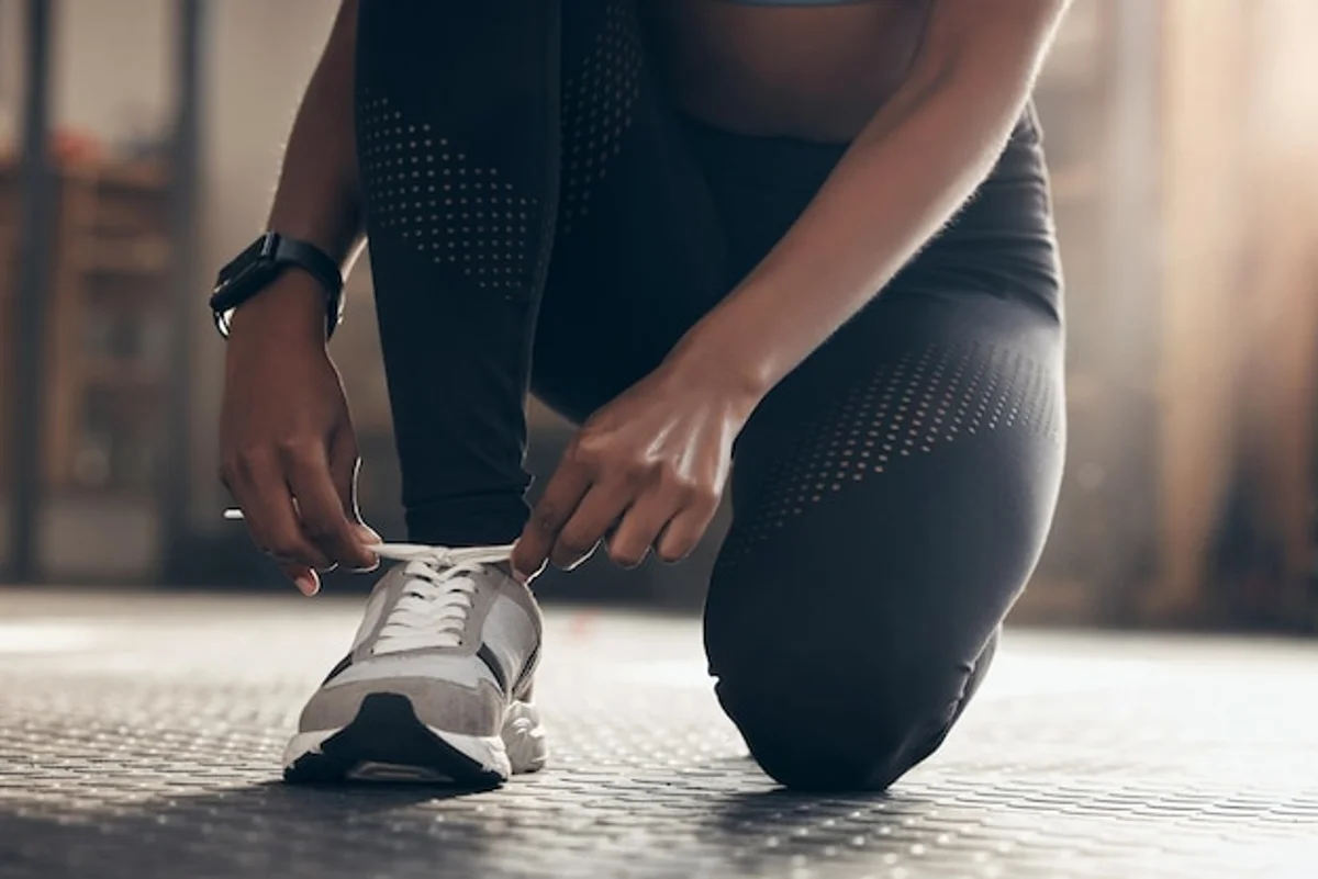 woman doing home workout with old sneakers