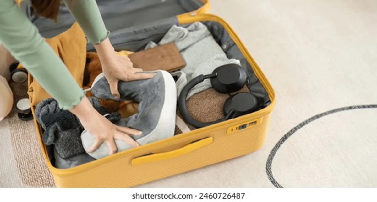 packen koffer sommerurlaub chaos woman open suitcase