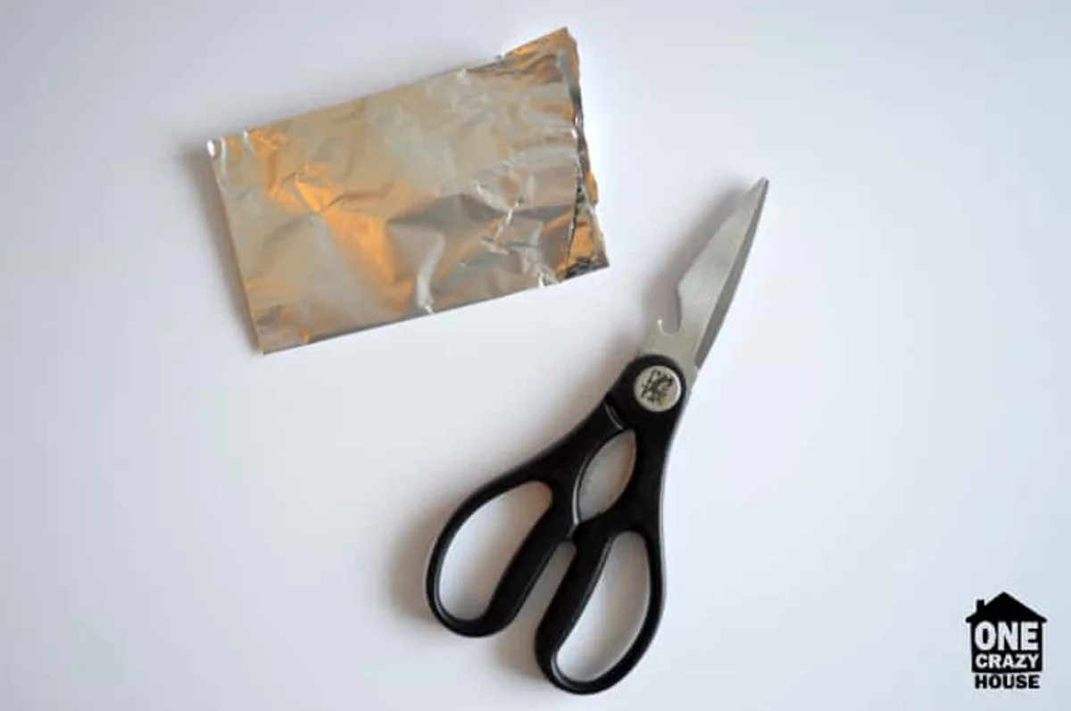 sharpen scissors aluminum foil crafting hack