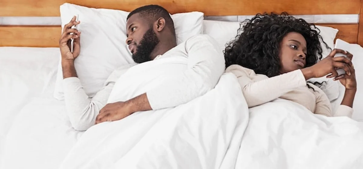 couple ignoring each other because of smartphones
