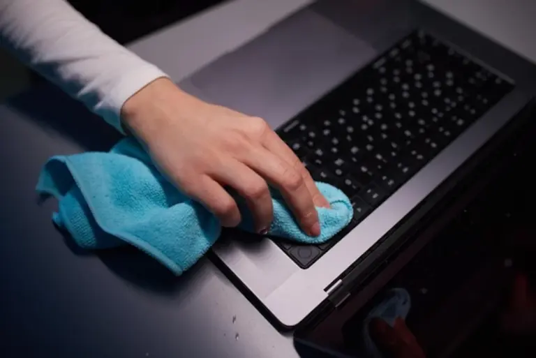 microfiber cloth cleaning laptop screen