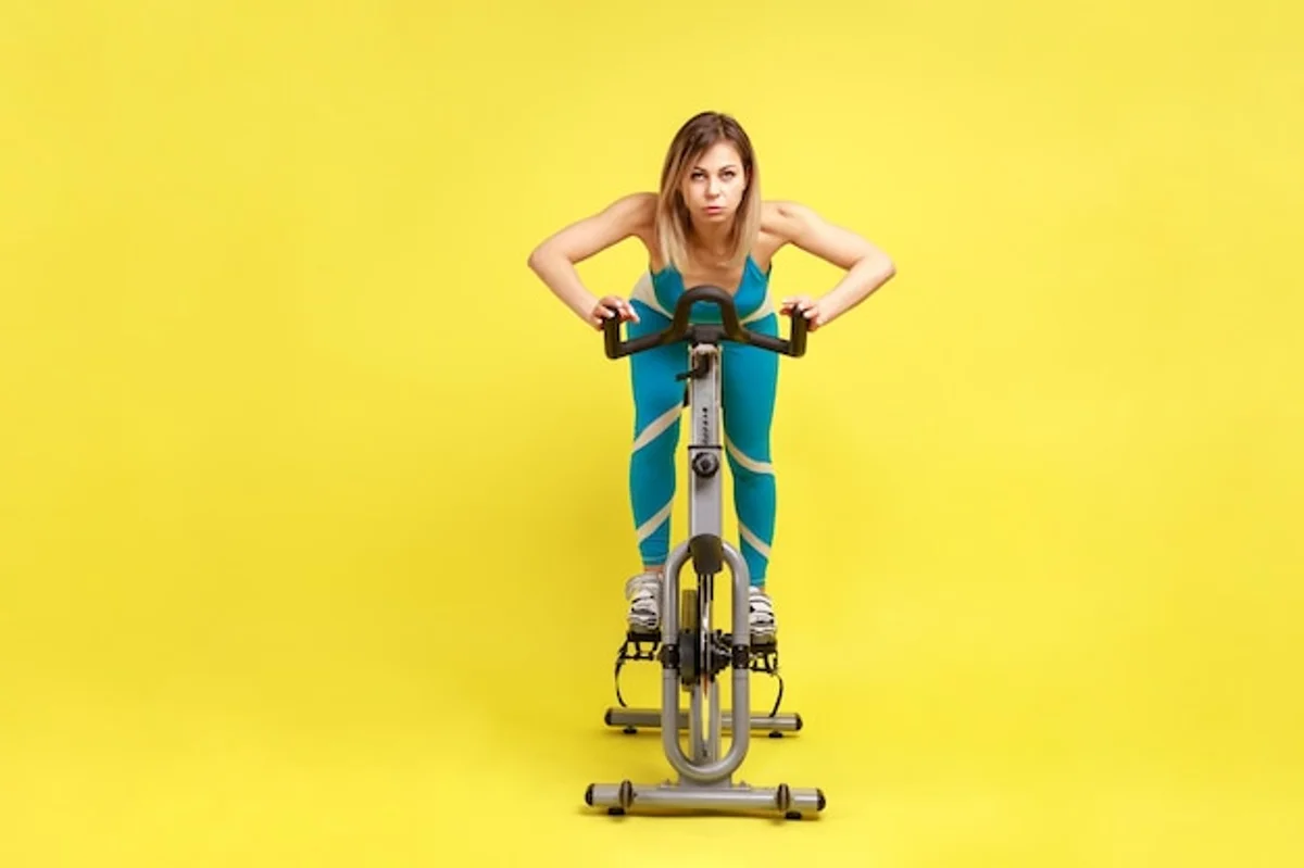 motivated woman HIIT workout home stylish
