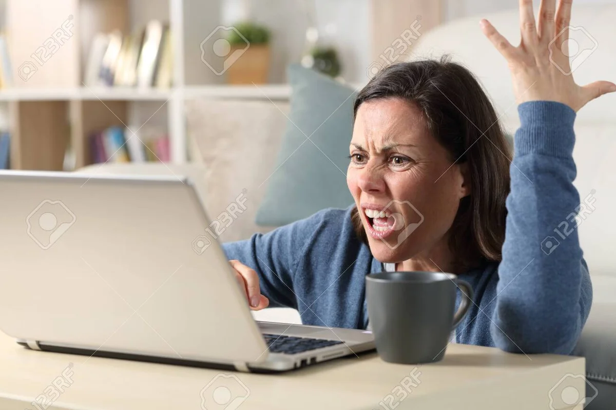 verzweifelte frau laptop kreditkarte verlorenes geld online shopping