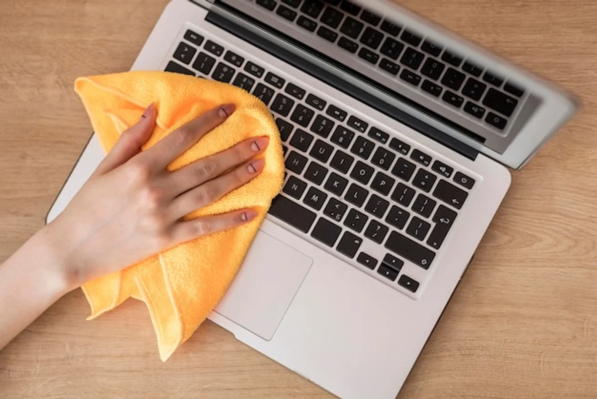 cleaning a computer keyboard top view