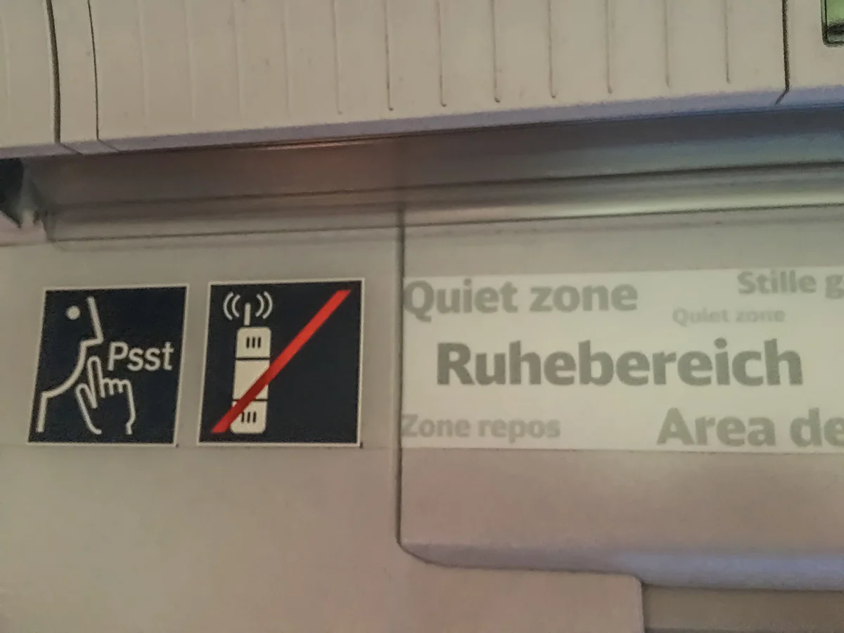 regionalzug abteil menschen lachen sparen ticket
