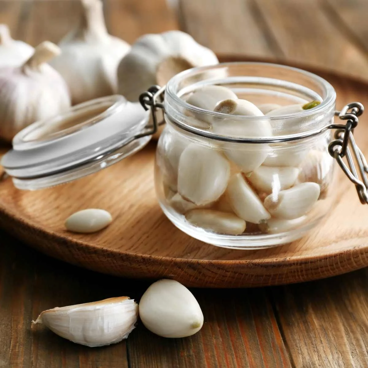 shake garlic bulb in glass jar peel kitchen hack step by step
