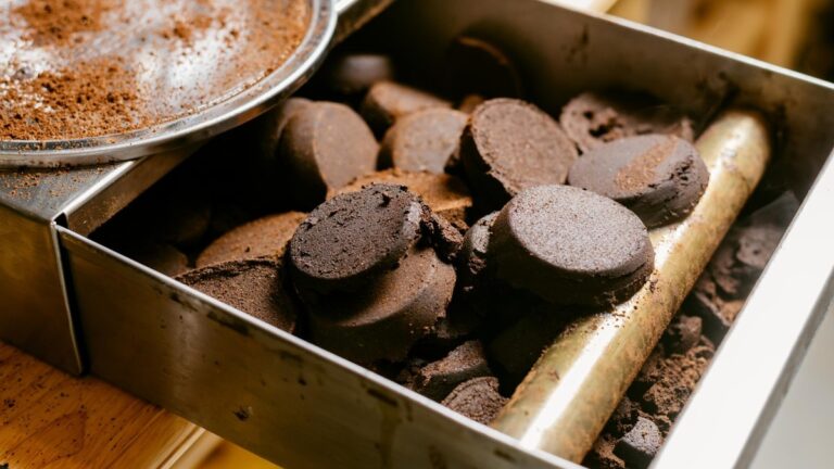 Kaffeesatz hinter den Heizkörper: Wie Sie Gerüche für 0 Euro eliminieren