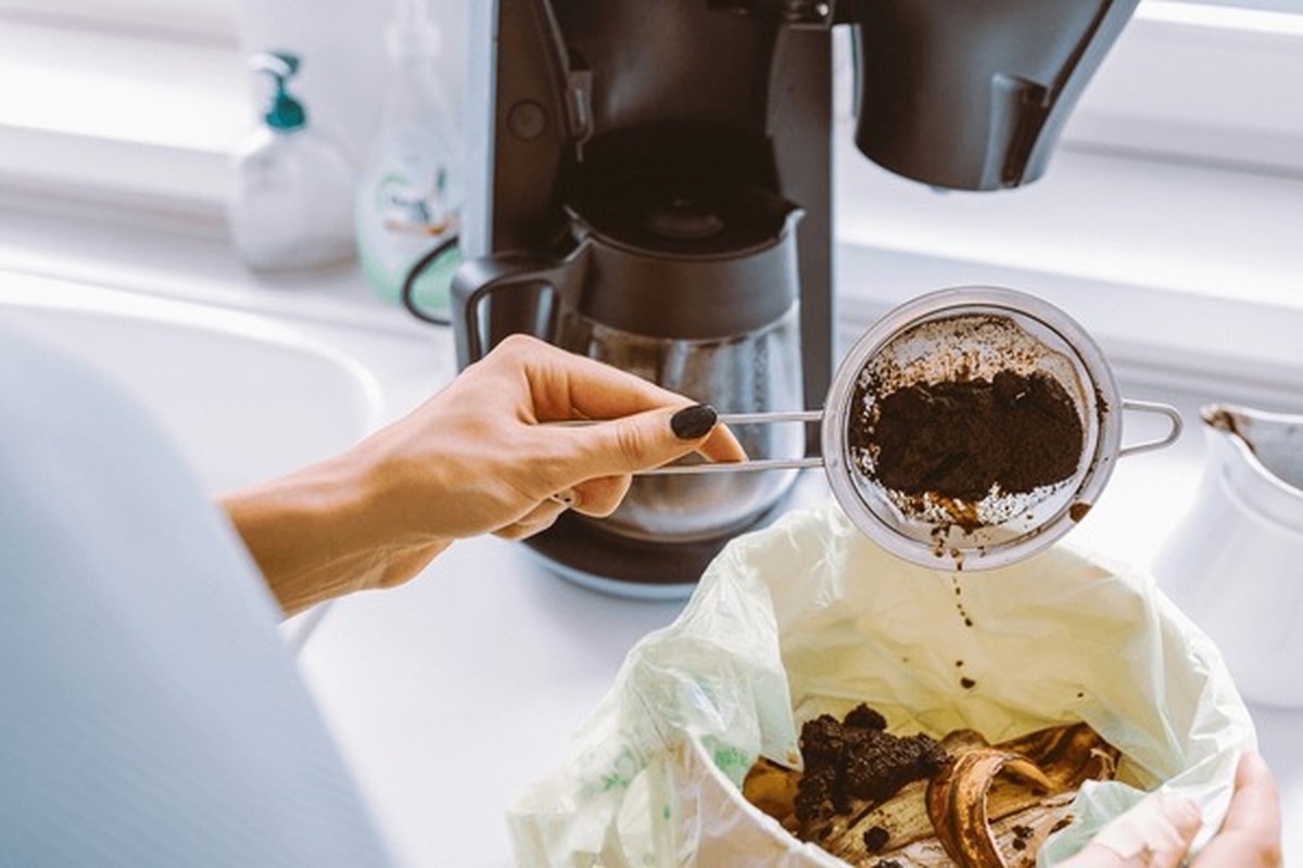 Kaffeesatz hinter der Heizung: Warum Geruchsfresser Hunderte Euro sparen - image 2