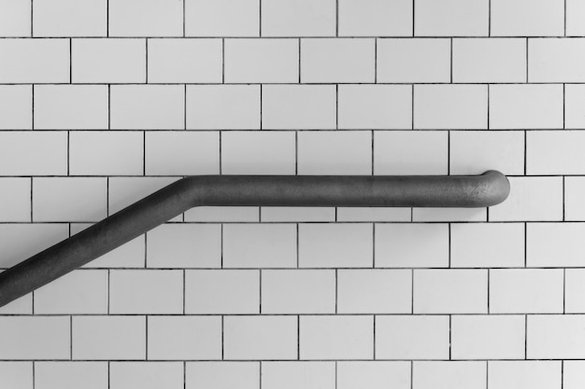 После 50 лет: простые переделки ванной для безопасности - image 1