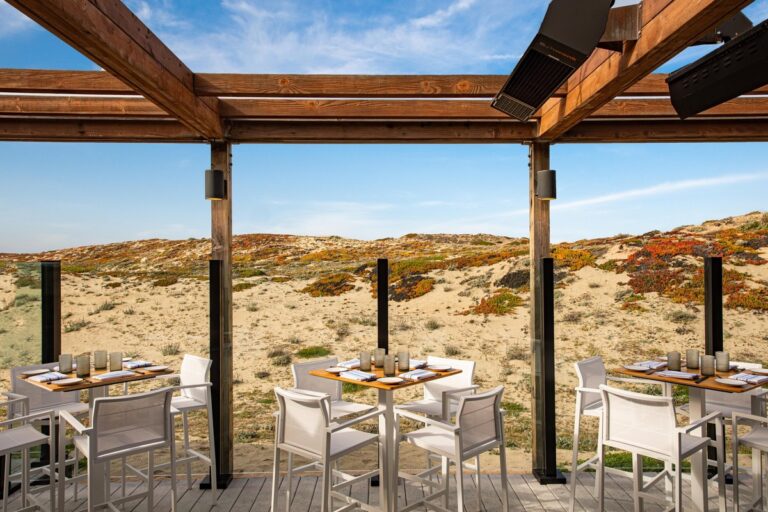 Salz auf der Terrassenfuge: Wie Sie Unkraut ohne Gift zum Verdorren bringen