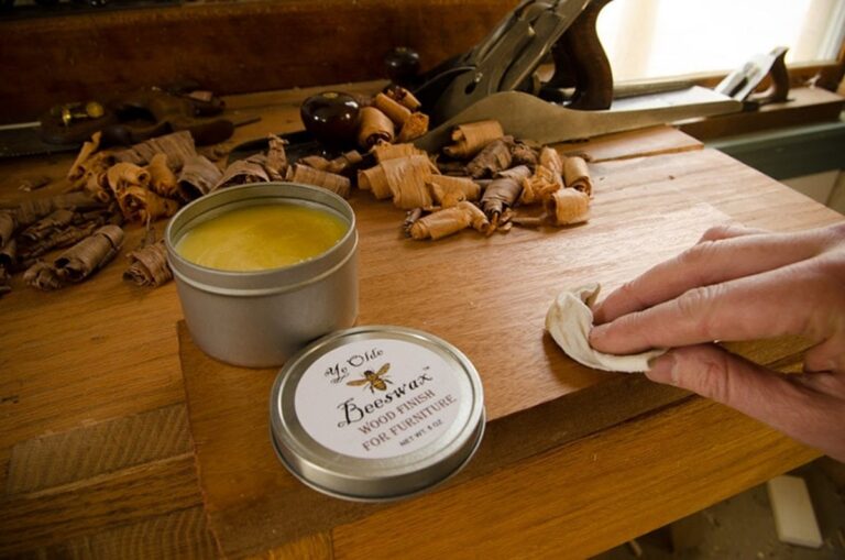Schreiner verraten: Darum müssen Sie Holzmöbel mit Bienenwachs behandeln