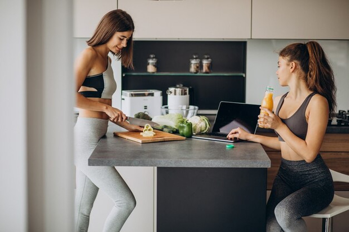 Упражнения на кухне: спина женщины 50+ перестанет болеть