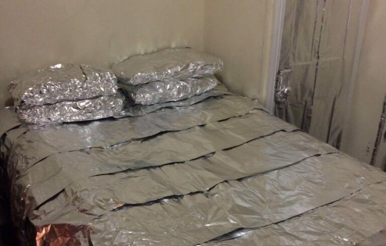 Alufolie unter dem Bettrahmen: Wie Sie Feuchtigkeit aus dem Schlafzimmer bannen