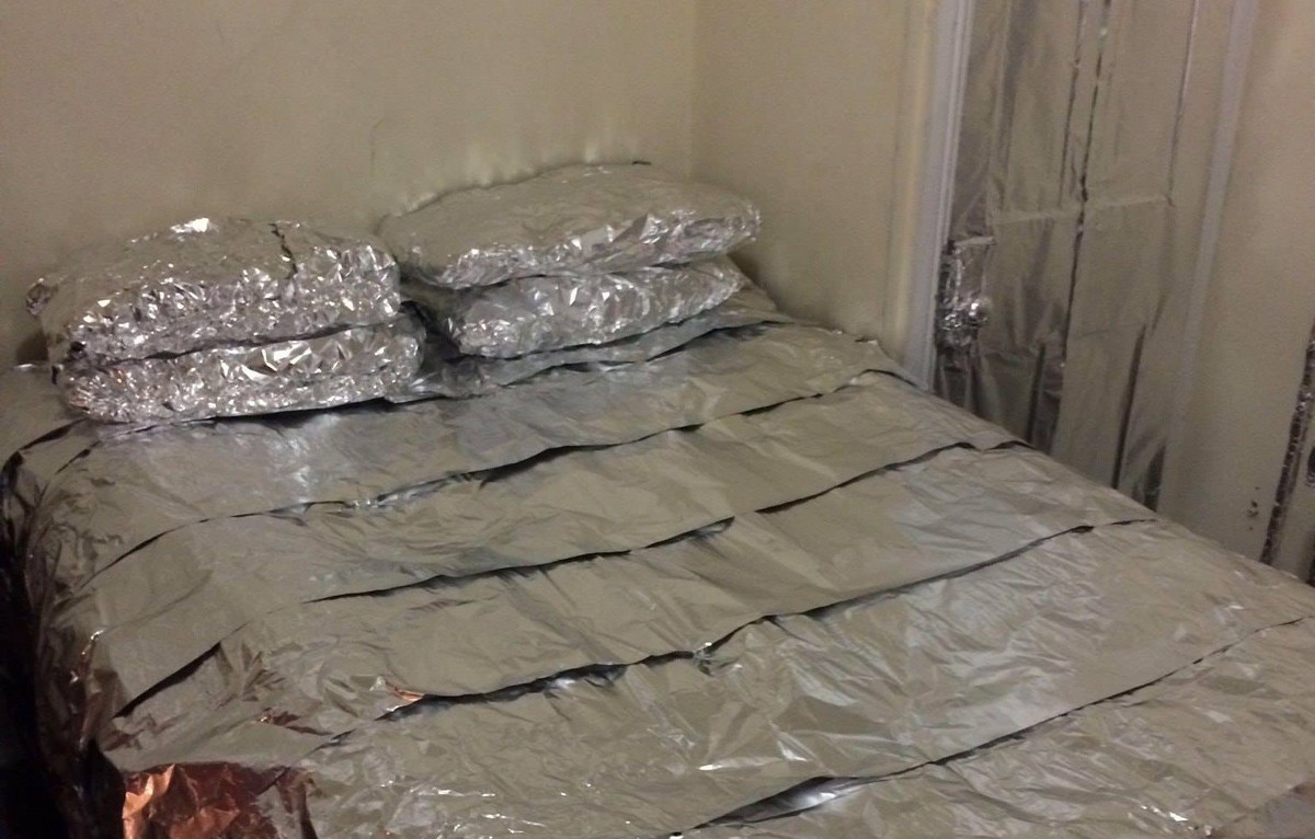 Alufolie unter dem Bettrahmen: Wie Sie Feuchtigkeit aus dem Schlafzimmer bannen