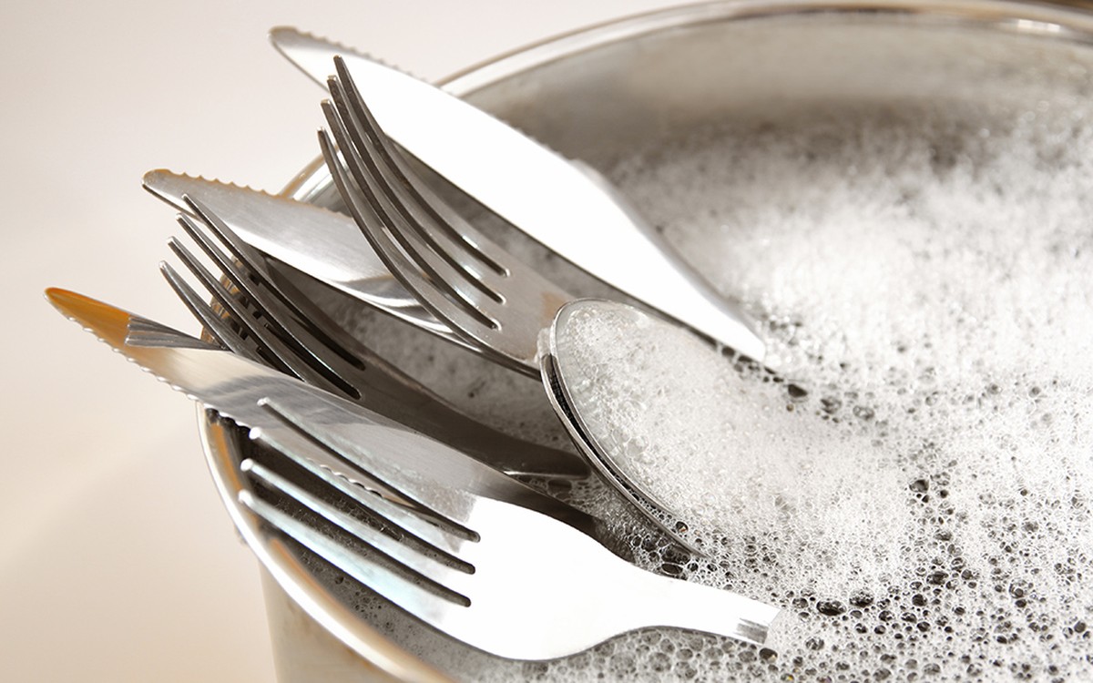 Bananenschale auf Silberbesteck gerieben – und es glänzt wie neu - image 2