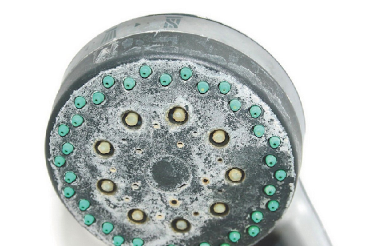 Essig auf Kalkflecken am Duschkopf – aber mit diesem Detail sparen Sie 80% Putzmittel