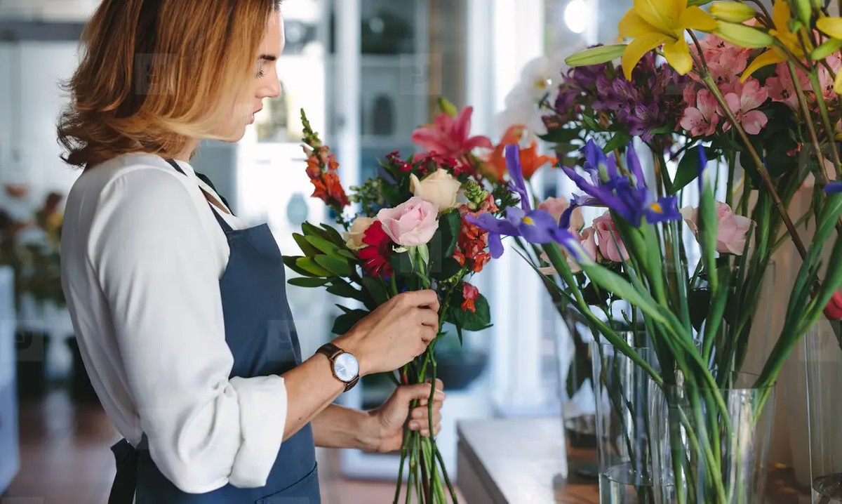 Essig im Blumenwasser: Warum Floristen das täglich machen - image 1