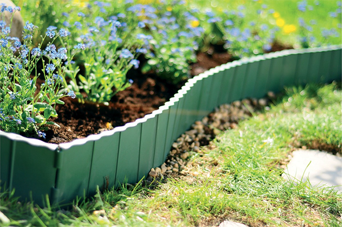 Essig-Spray auf den Gartenzaun: Warum Nachbarn plötzlich weniger Unkraut haben - image 1