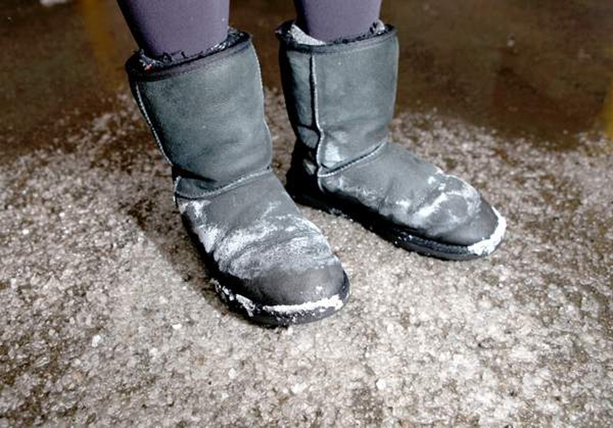 Salz auf Flecken im Teppich auftragen – bevor Sie den Staubsauger nehmen - image 1