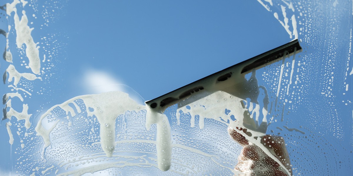 Salzwasser für Ihre Fenster: So werden sie streifenfrei wie neu - image 2