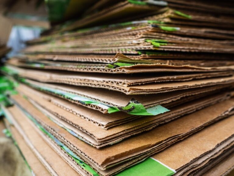 Warum Gärtner Kompost immer mit Kartonschachteln mischen