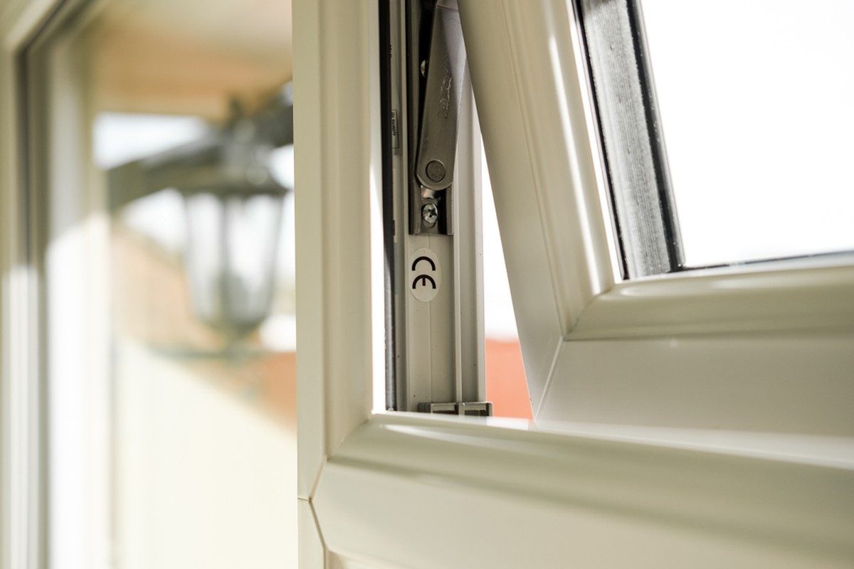 WD-40 auf dem Fensterrahmen – was Handwerker Ihnen nicht sagen - image 1