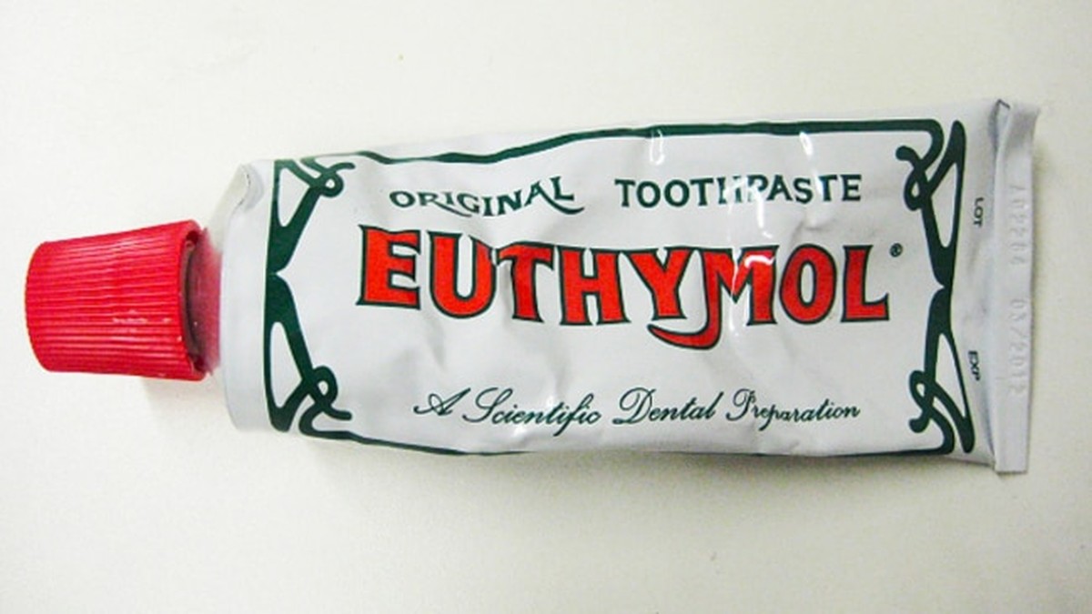 Zahnpasta auf Edelstahl-Kratzer: Das Geheimnis der Möbelpolitur im Miniformat