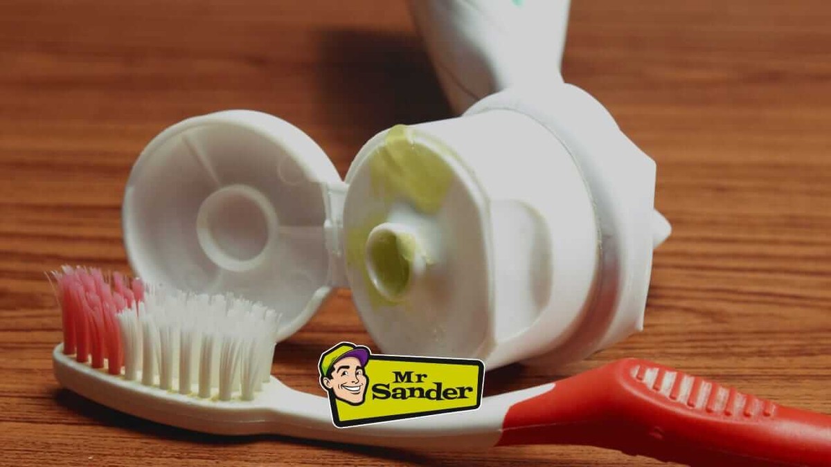 Zahnpasta auf Kratzer im Parkett? Der Tischler-Trick, den kaum einer kennt