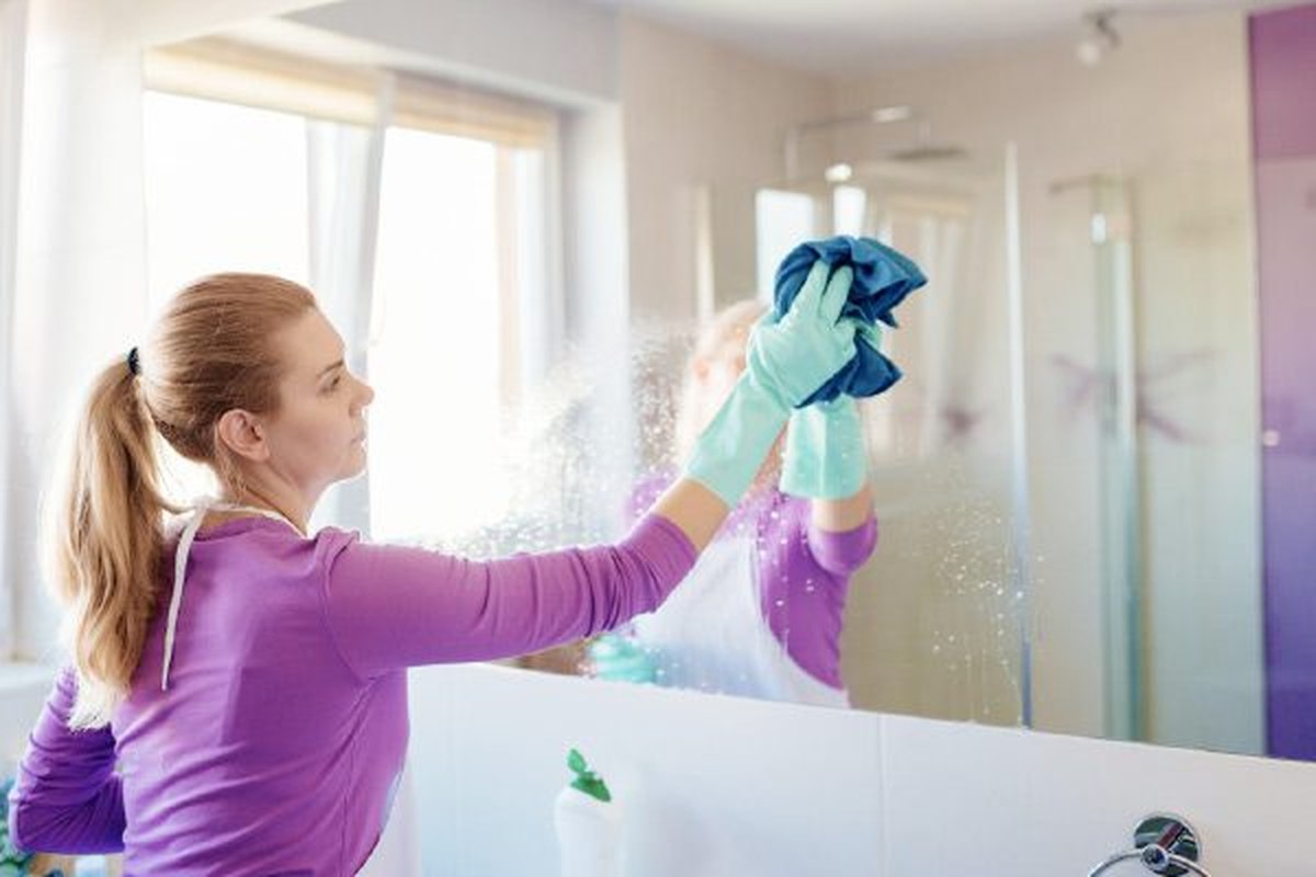 Zahnpasta auf Spiegeln? Der Trick für streifenfreie Fenster im Haus - image 1