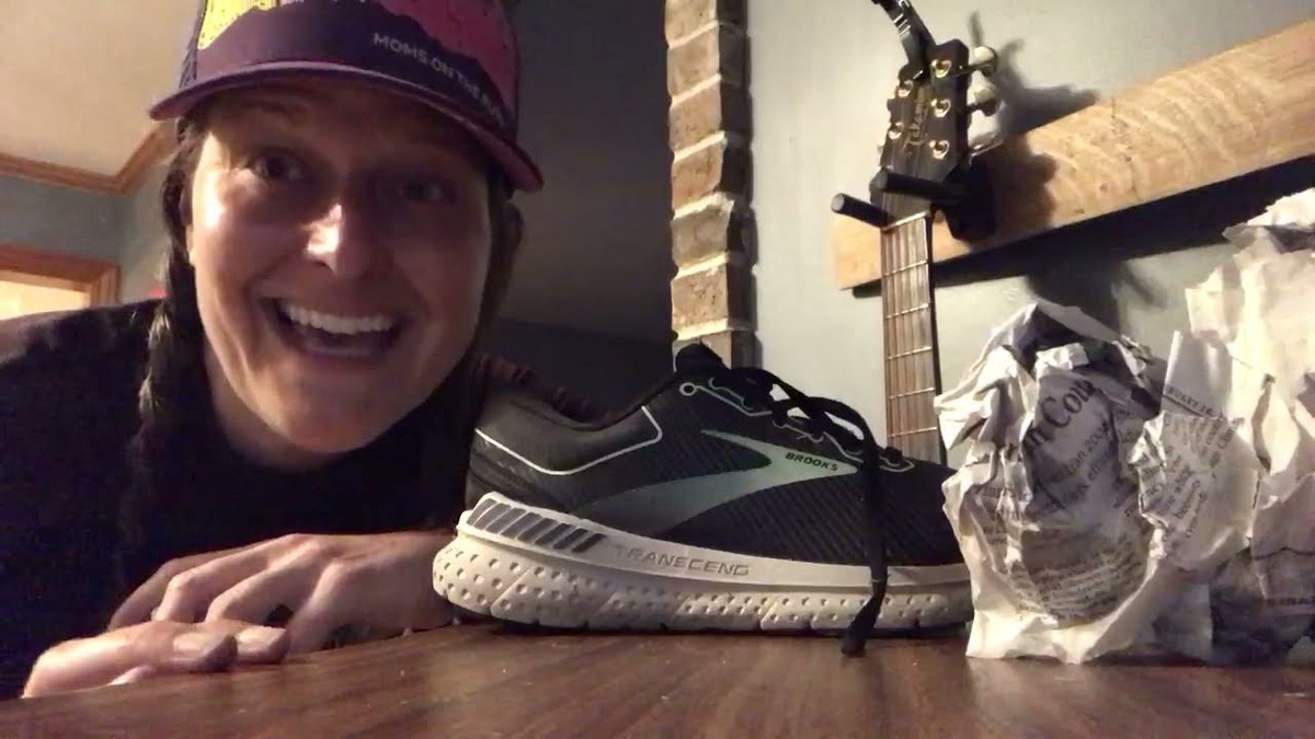 Zeitungspapier in feuchten Schuhen: Der Geheimtipp für trockene Füße - image 1