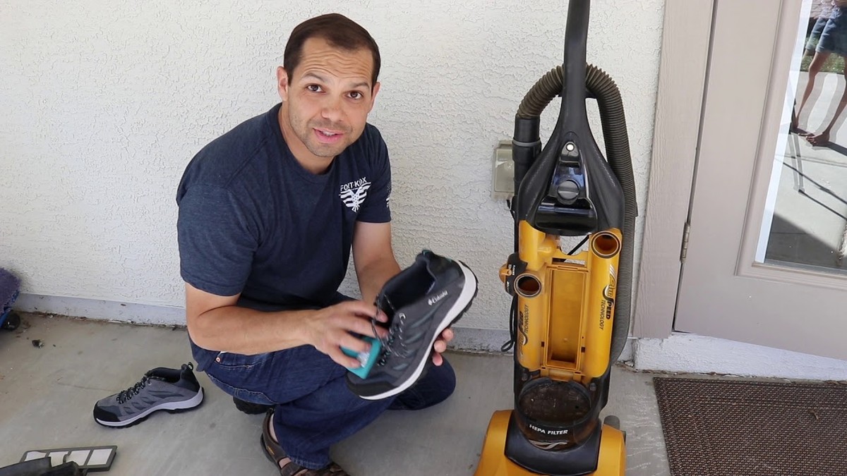 Zeitungspapier in feuchten Schuhen: Der Geheimtipp für trockene Füße - image 2