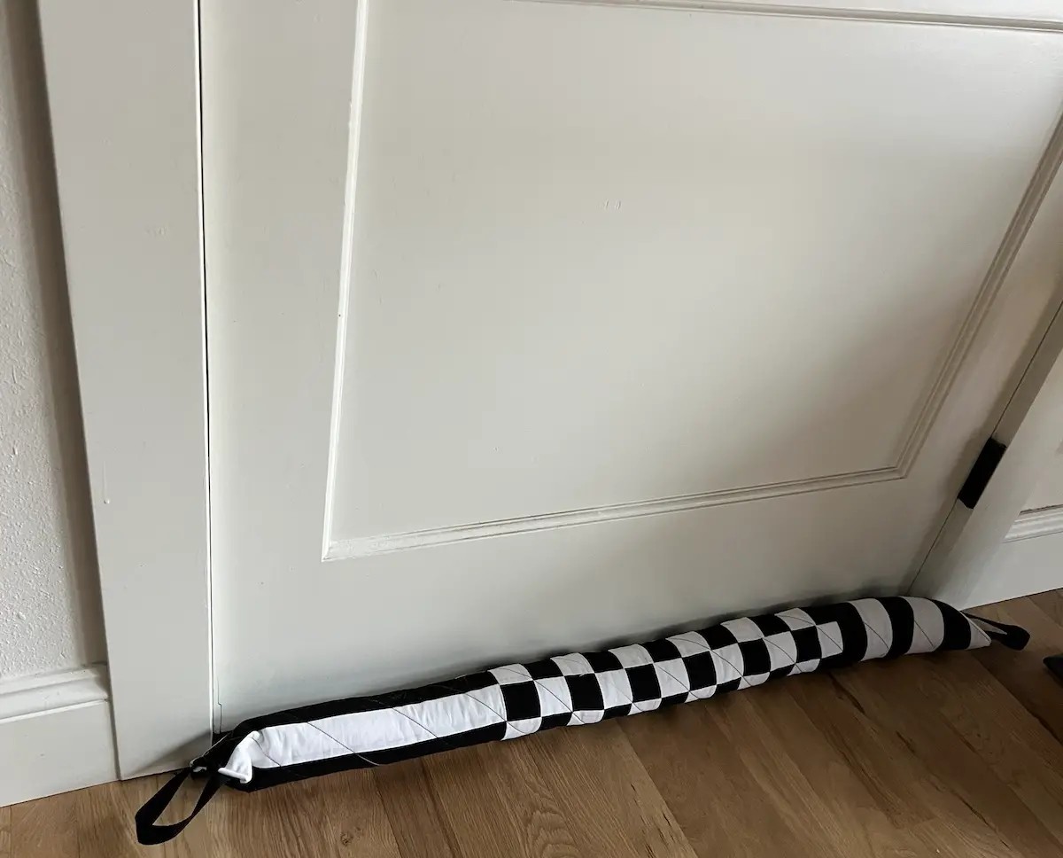 Zeitung unter der Tür: Wie man Zugluft für unter 1 Euro stoppt - image 1