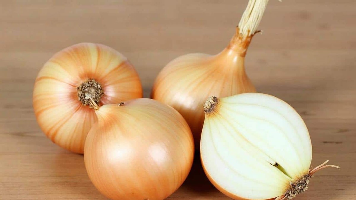 Zwiebeln in der Speisekammer lagern: So bleibt Ihr Gemüse 3 Wochen länger frisch - image 1