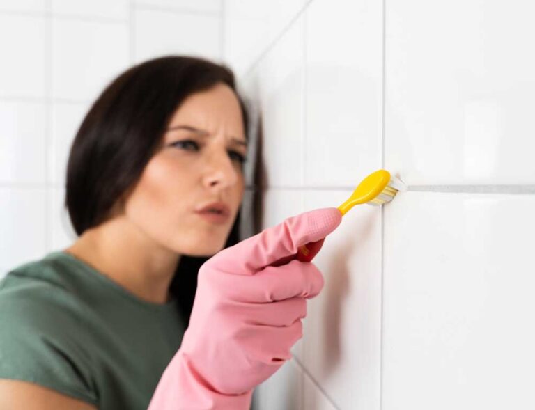 Alte Zahnbürsten als Fugenkratzer – Die verbotene Handwerkermethode