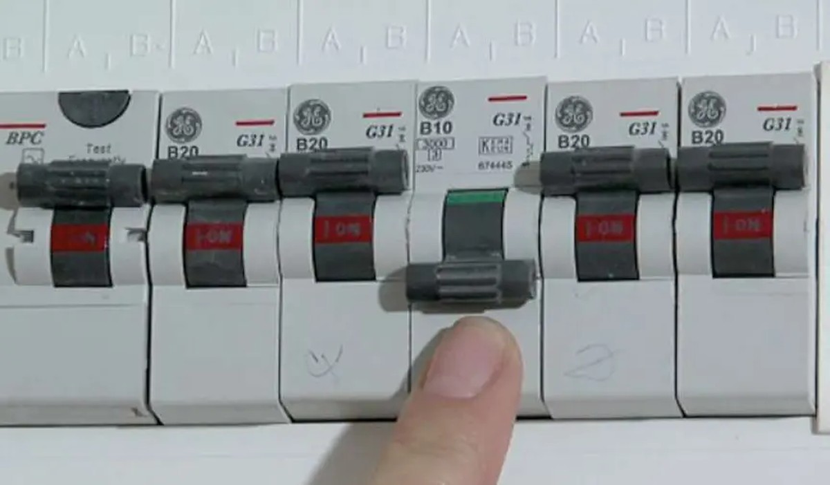 Elektriker enthüllt: Der versteckte Schalter, der deine Stromrechnung halbiert - image 2