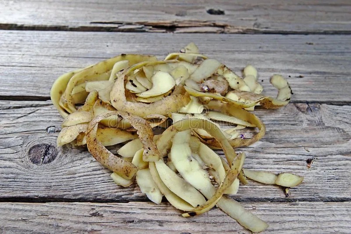 Kartoffelschalen als Silvester-Trick für glänzende Fliesen