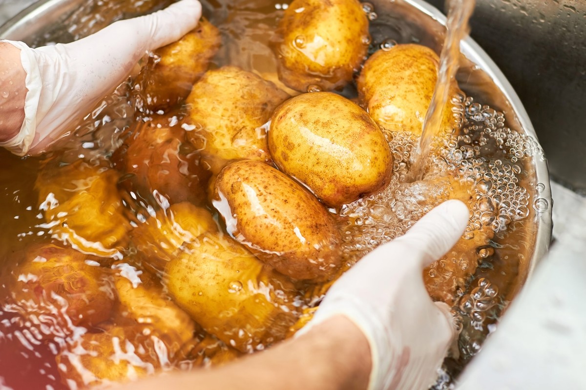 Kartoffelschalen als Kratzerentferner – was Fliesenleger kennen