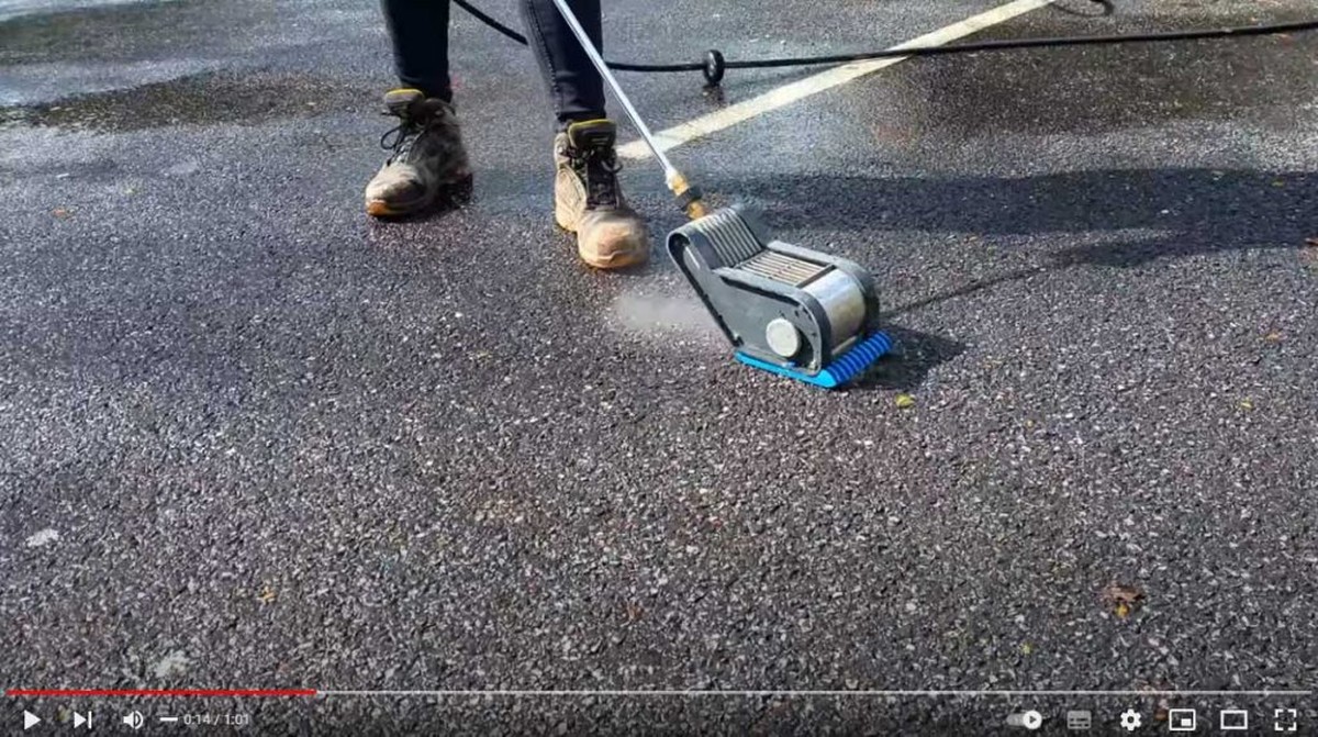 Kaugummi auf der Tapete? Eiswürfel lösen das Problem in Sekunden