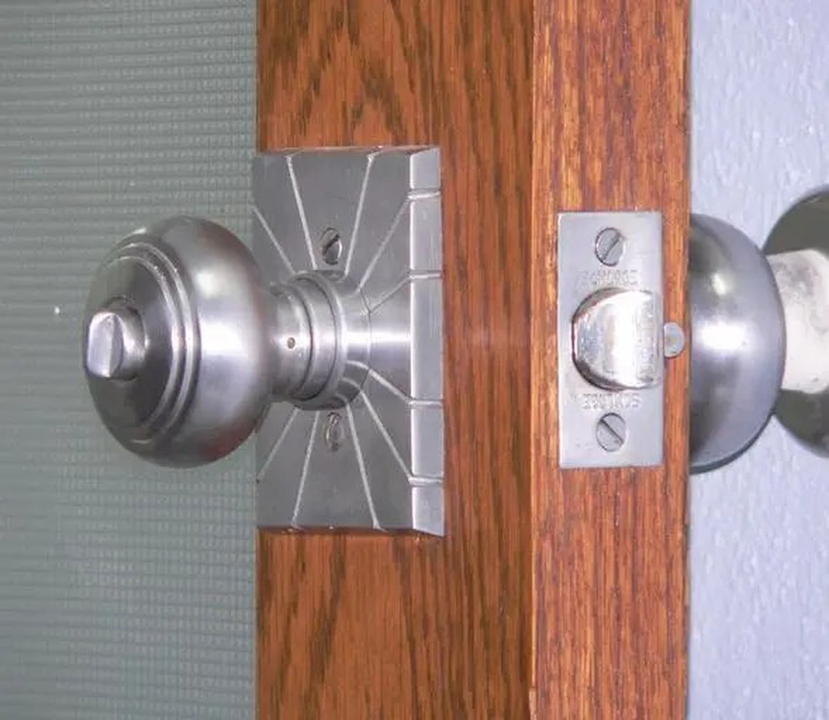 Kaugummi auf der Türklinke? Der Trick mit Eiswürfeln funktioniert wirklich