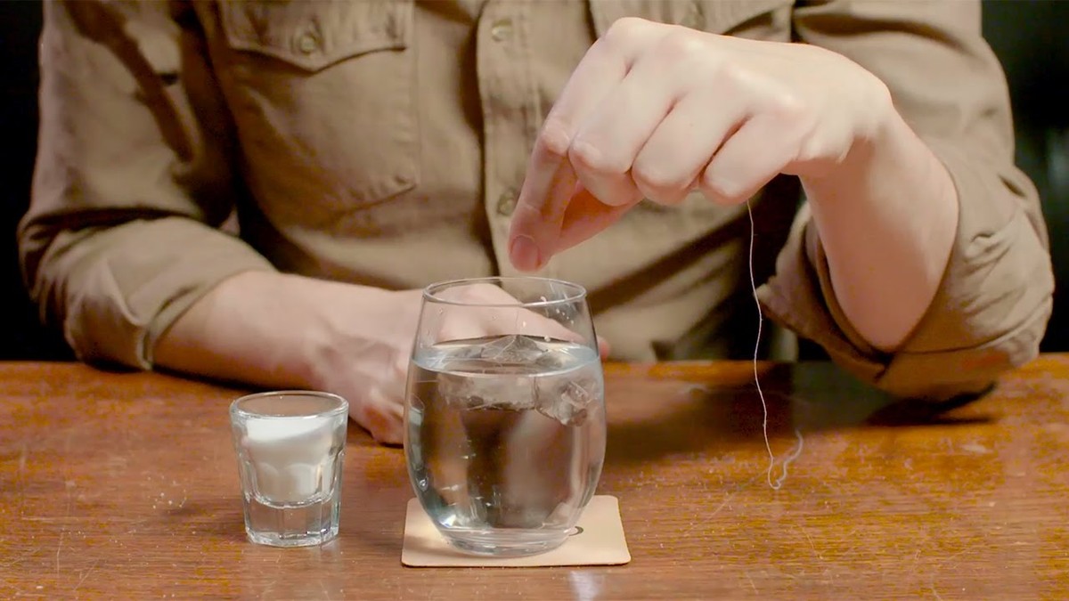 Kaugummi auf der Tapete? Eiswürfel lösen das Problem in Sekunden - image 2