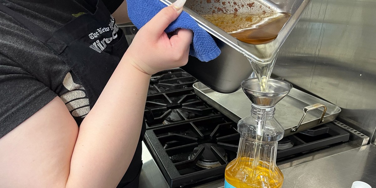 Klempner warnen: Dieses Speiseöl zerstört Ihre Rohre in Wochen