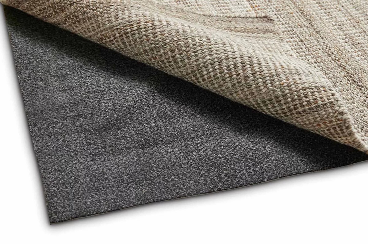 Plastikfolie unterm Teppich: Das Anti-Rutsch-Geheimnis für 50 Cent