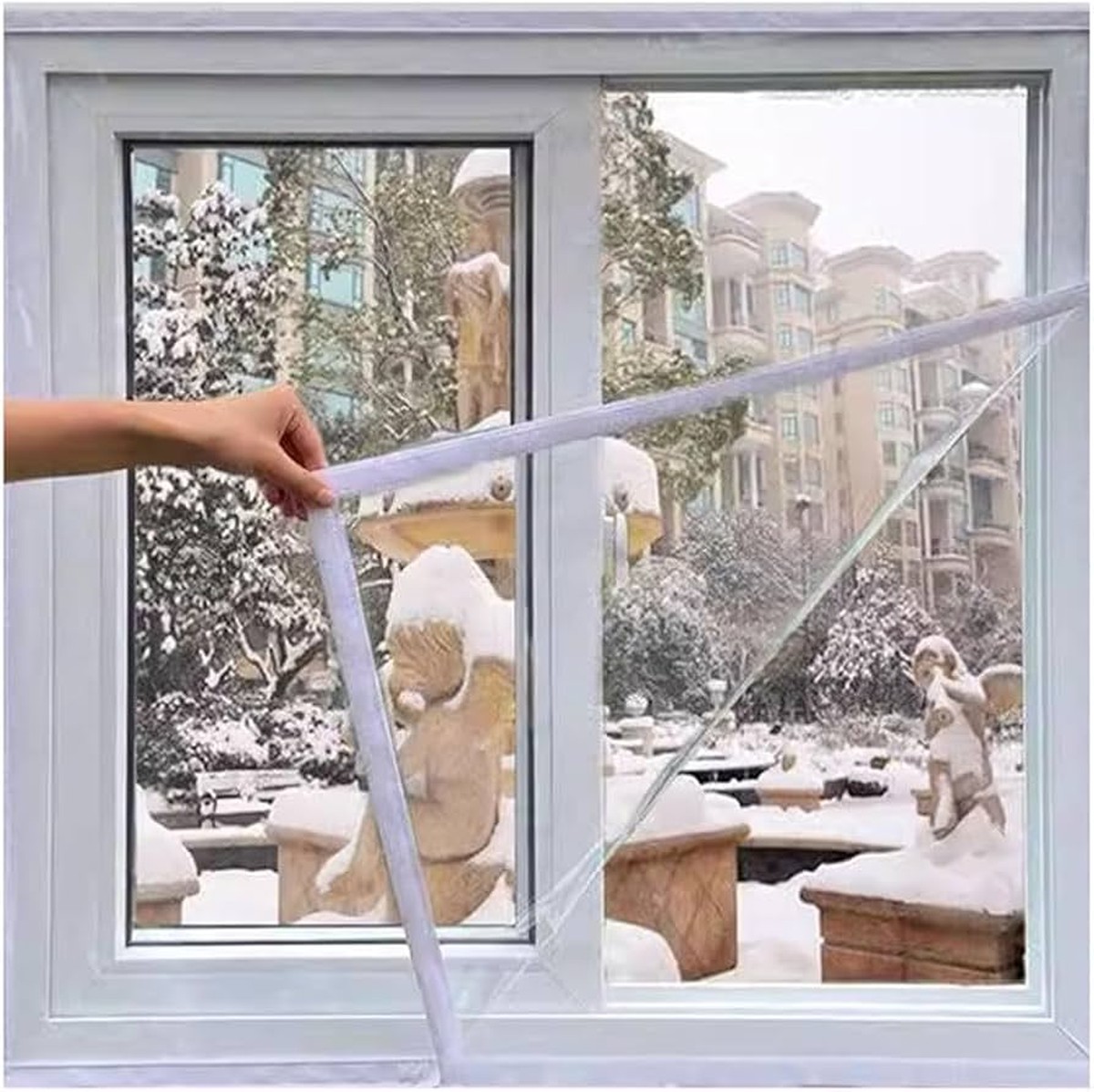 Transparente Folie auf dem Fenster: Der Winter-Hack, den Baumarkt-Profis verwenden - image 2
