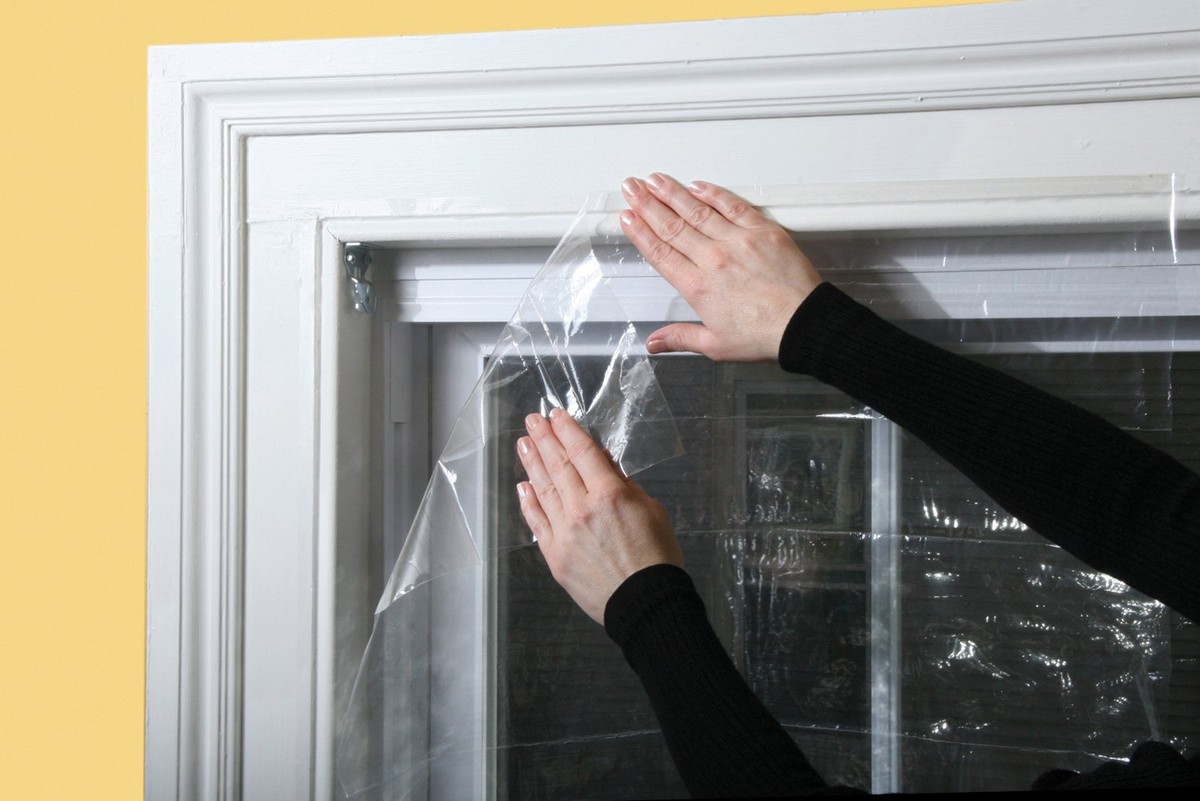 Transparentfolie über die Fensterrahmen: Der alte Trick gegen Zugluft im Winter - image 1