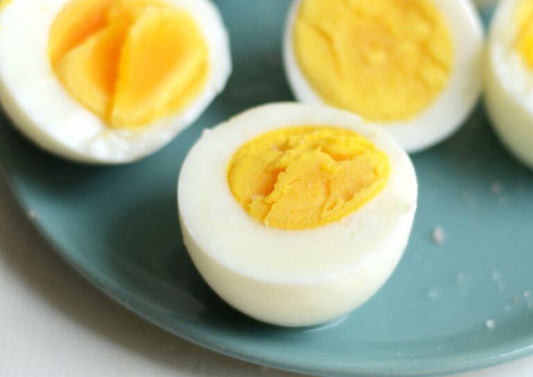 Warum Köche immer Essig beim Eierkochen hinzufügen