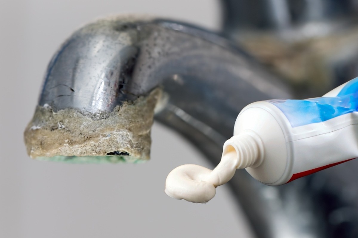 Zahnpasta auf Kalkflecken im Bad? So sparst du dir teure Reiniger