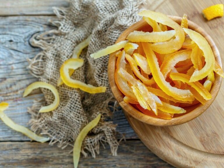 Zitronenschalen in der Mikrowelle: Wie Sie hartnäckiges Fett in einer Minute lösen