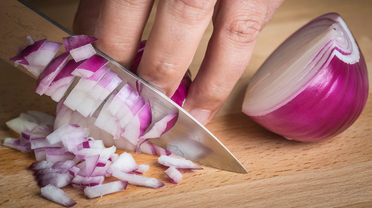 Zwiebeln schneiden ohne Tränen: Der Trick der Profiköche