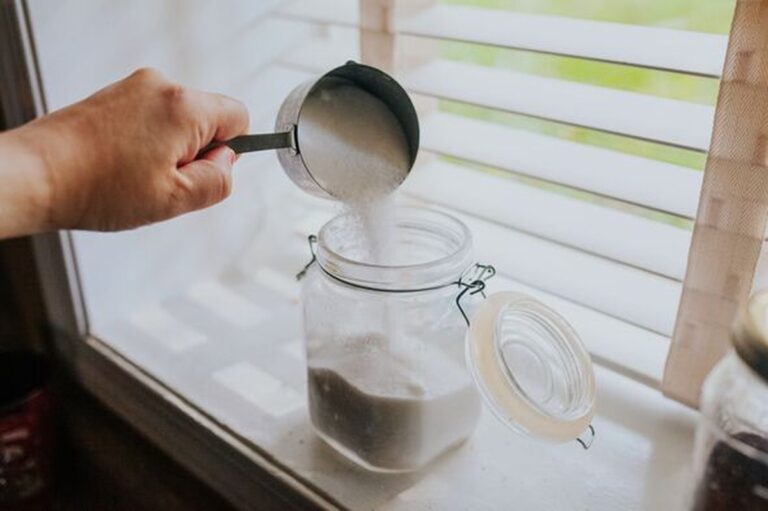Backpulver auf der Fensterbank – warum Gärtner das vor jedem Winter machen