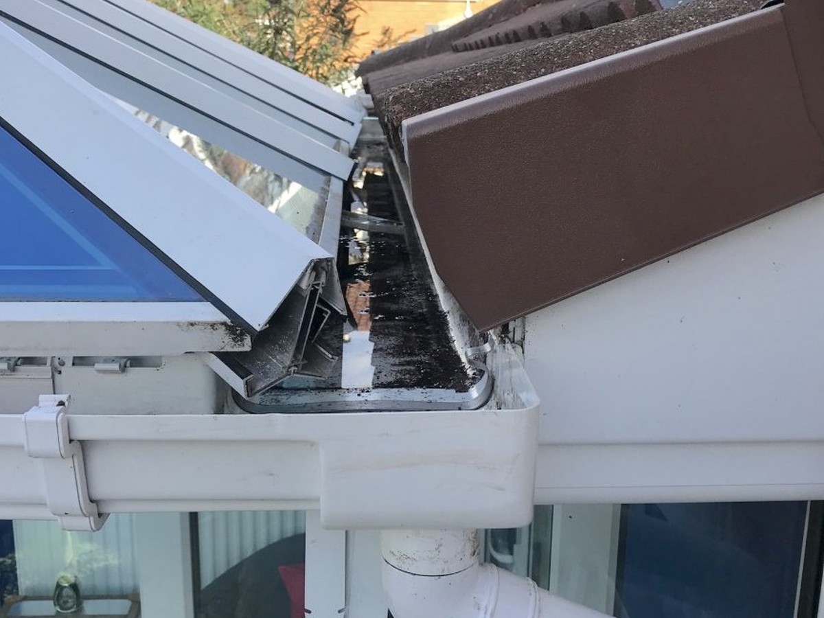 Dachdecker warnen: Diese eine Rinne zerstört Ihr Haus heimlich